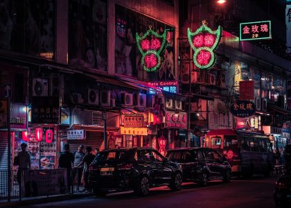 bbs mc 我的世界中文论坛社区界面展示，暖棕焦糖色调的社区首页，展示热帖列表与板块导航，玩家在活跃讨论建筑与模组